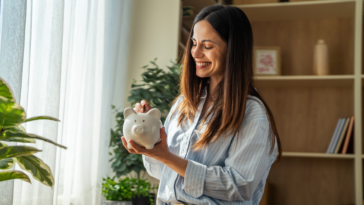 een vrouw met een spaarvarken in de hand