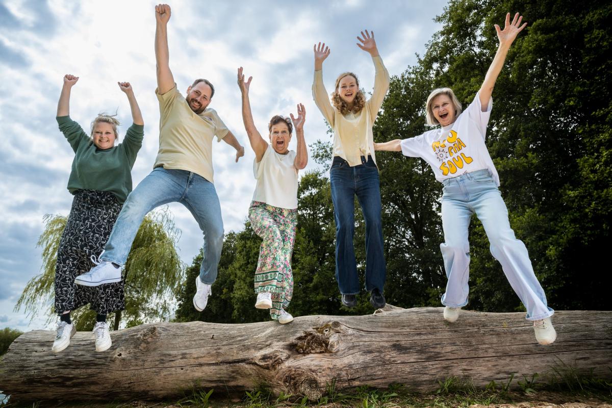 vijf personen die springen 