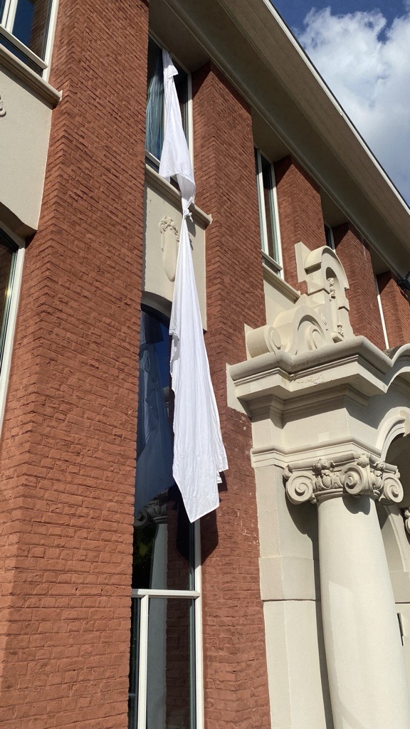 witte lakens met knoop aan het administratief centrum