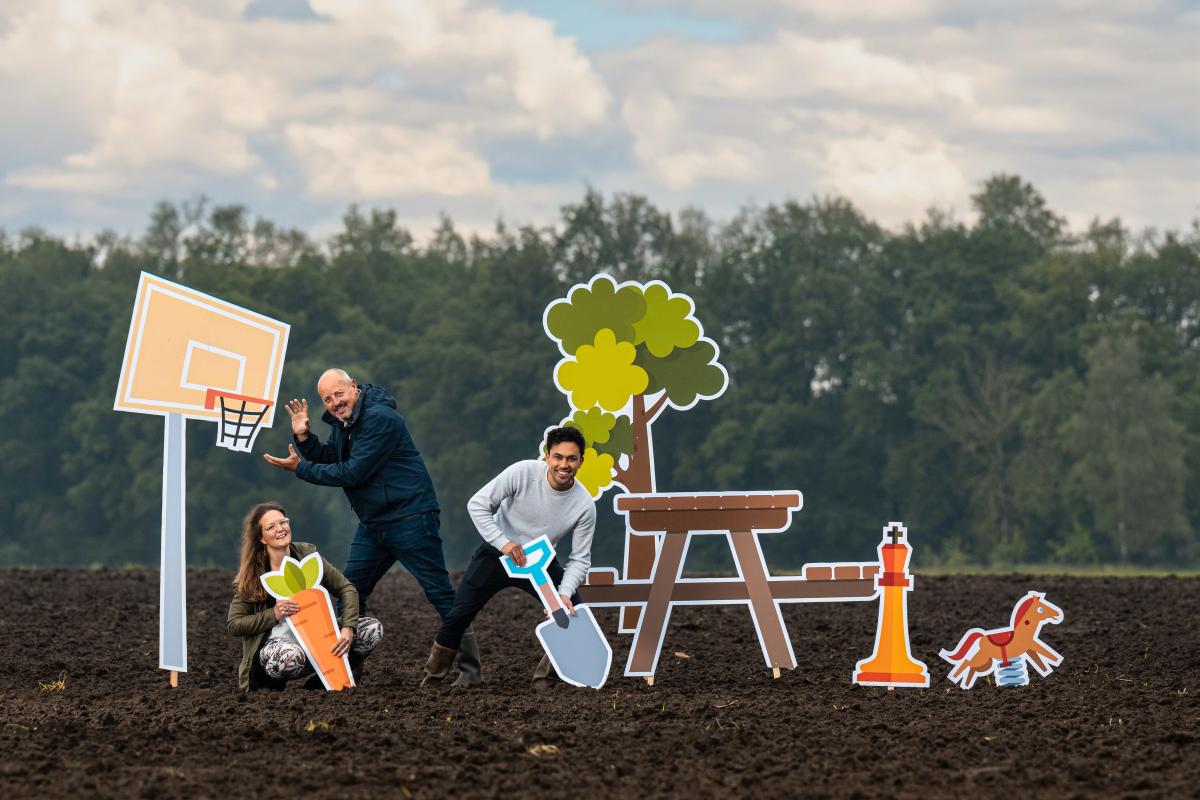 drie inwoners die al een wijkbudget realiseerden tonen hun projecten met 2D materiaal.