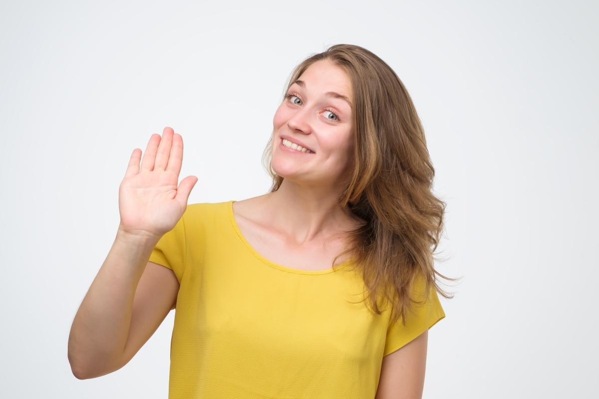 zwaaiende vrouw