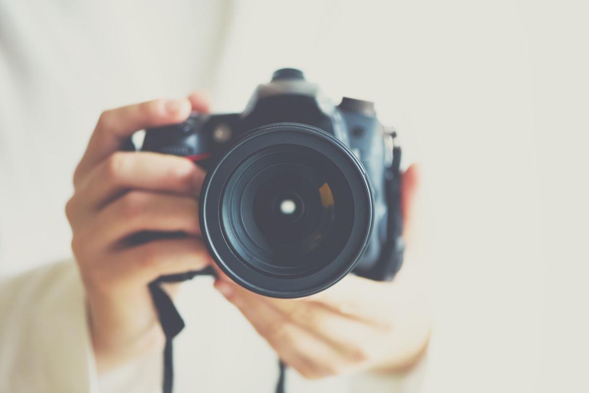 een mevrouw houdt een camera vast