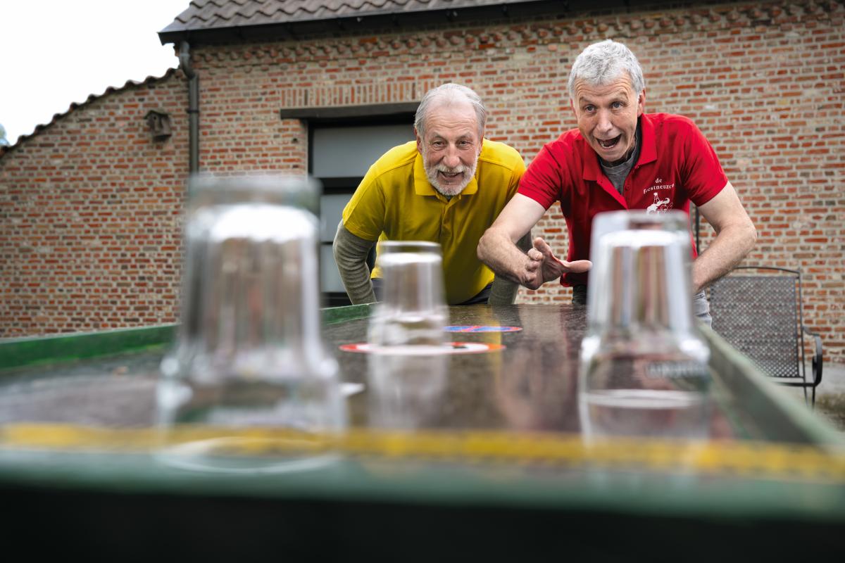 twee mannen die deelnemen aan de volksspelen