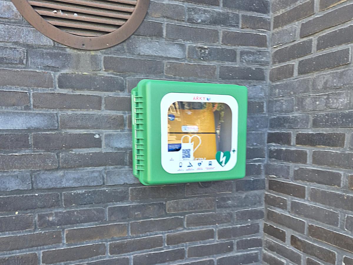 AED toestel aan de bibliotheek in Zoersel