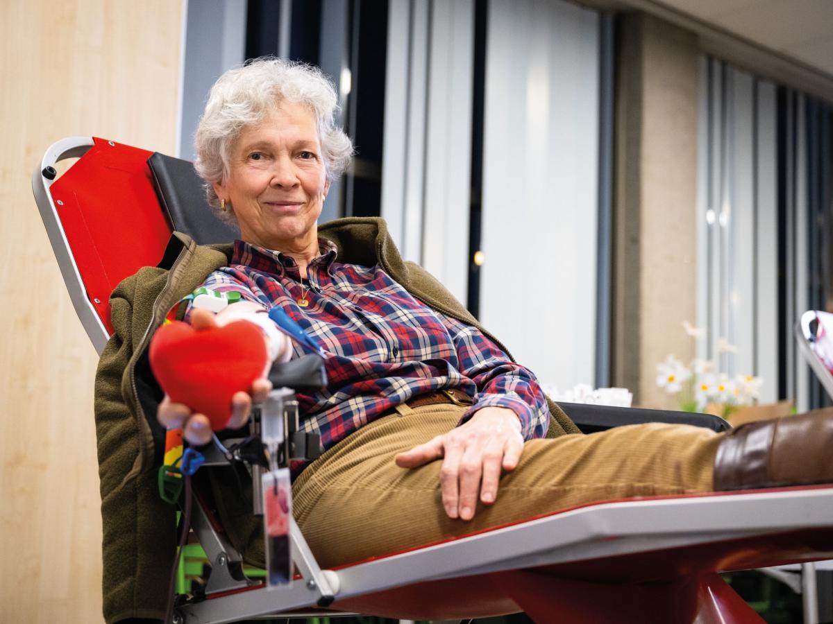 Gerda houdt een hartje vast terwijl ze bloed geeft