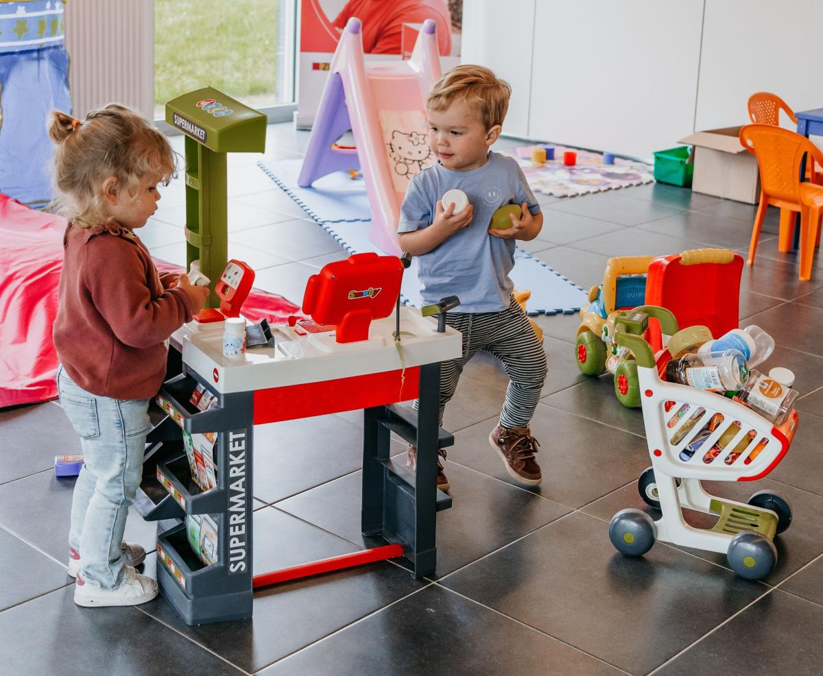 Twee kinderen spelen aan een speelgoedkeukentje tijdens de Speelbabbels in buurthuis Ter Smisse