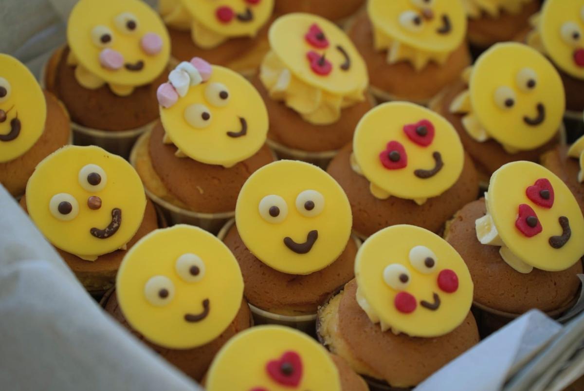 een verzameling cupcakes met smileys op