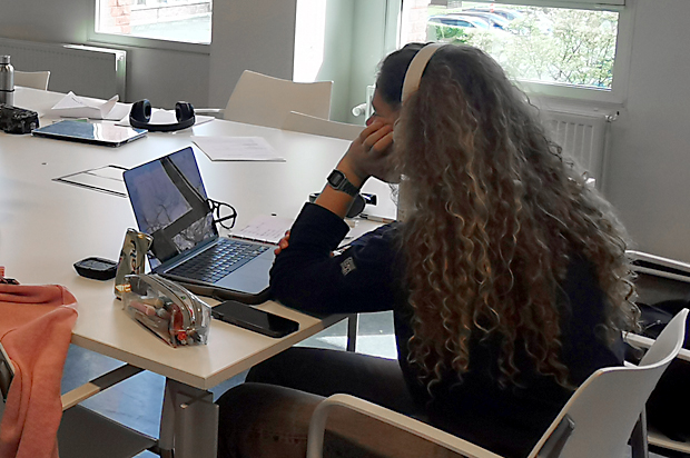 een student in opperste concentratie in het administratief centrum