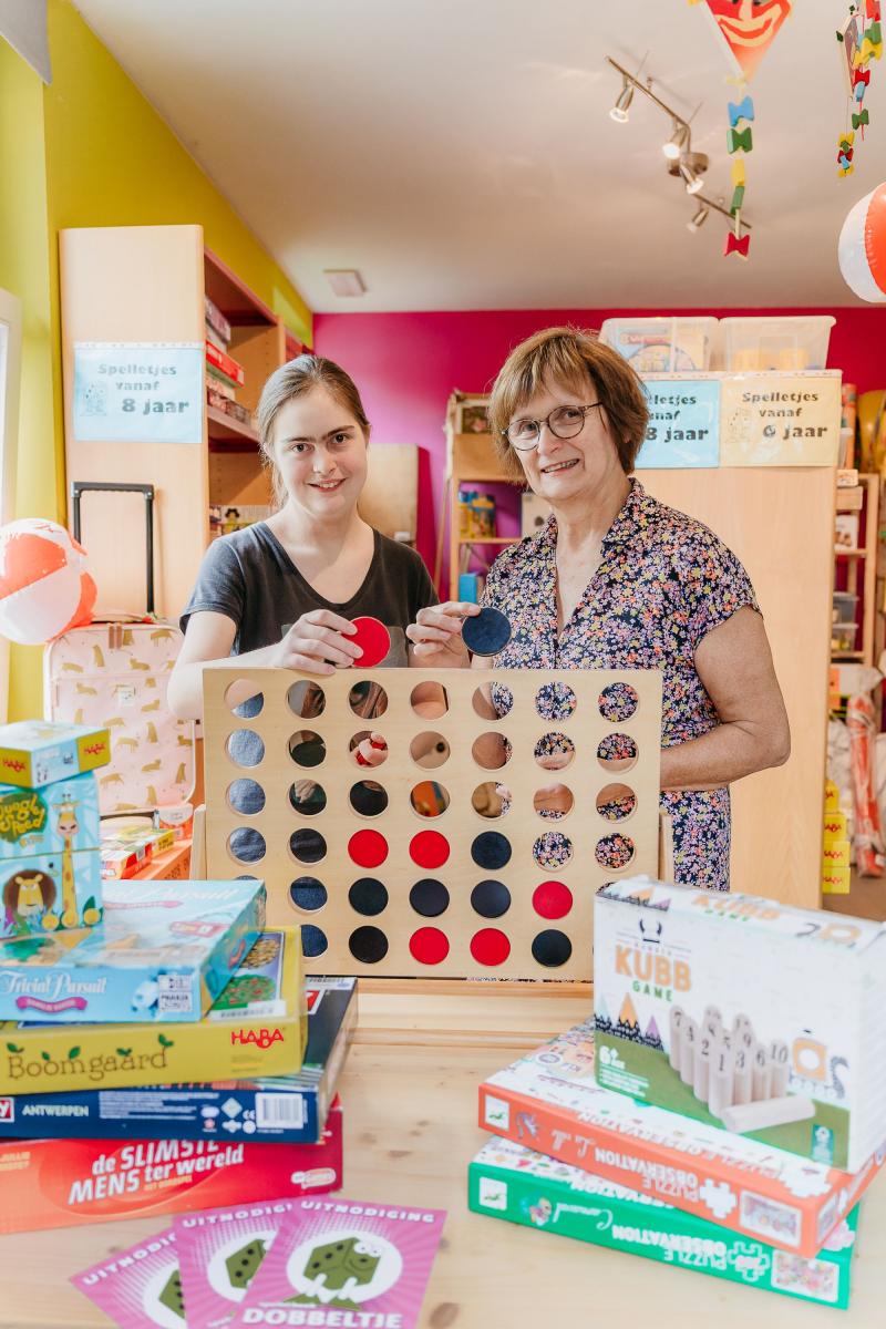 Hanne (links), één van de acht medewerkers van de spelotheek, samen met begeleidster Lieve.