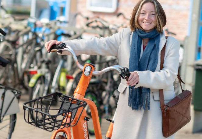 dame met deelfiets