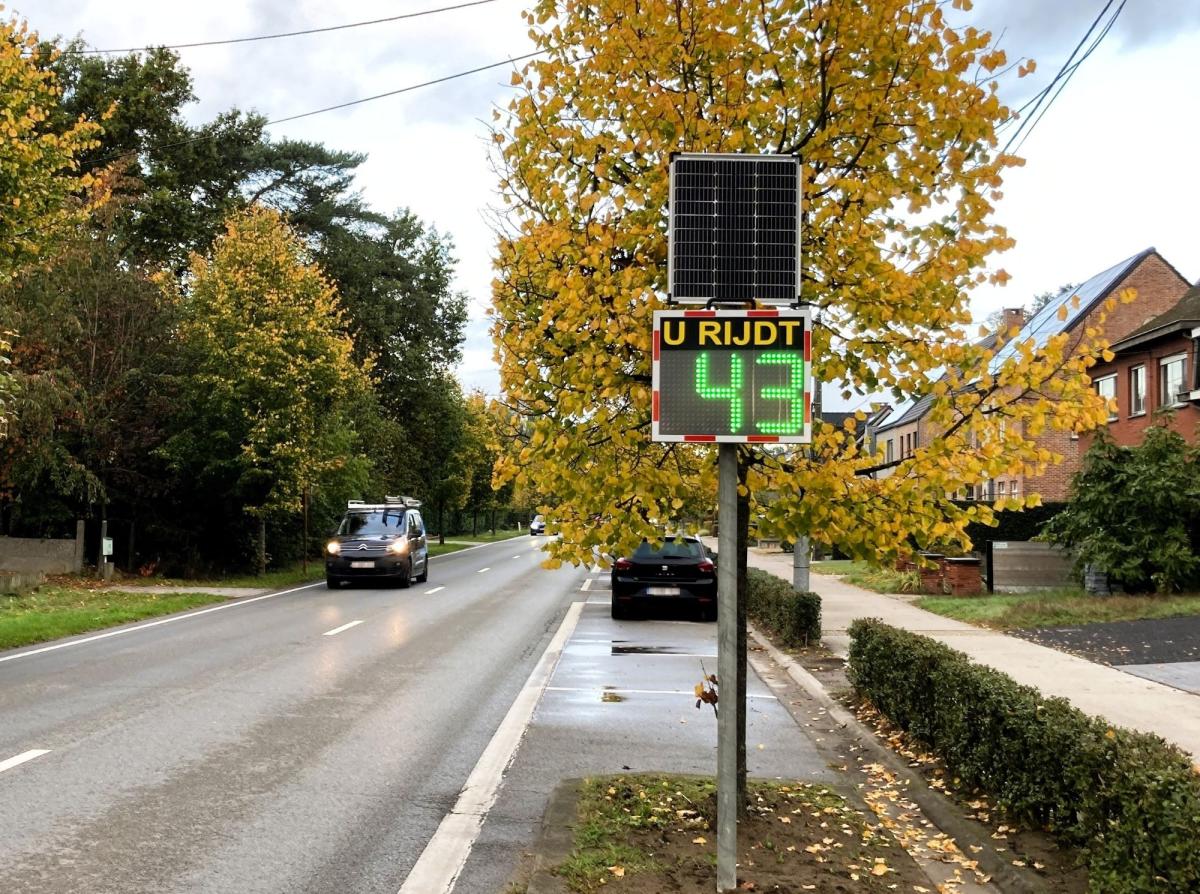 een foto van het nieuwe snelheidsbord op de Westmallebaan