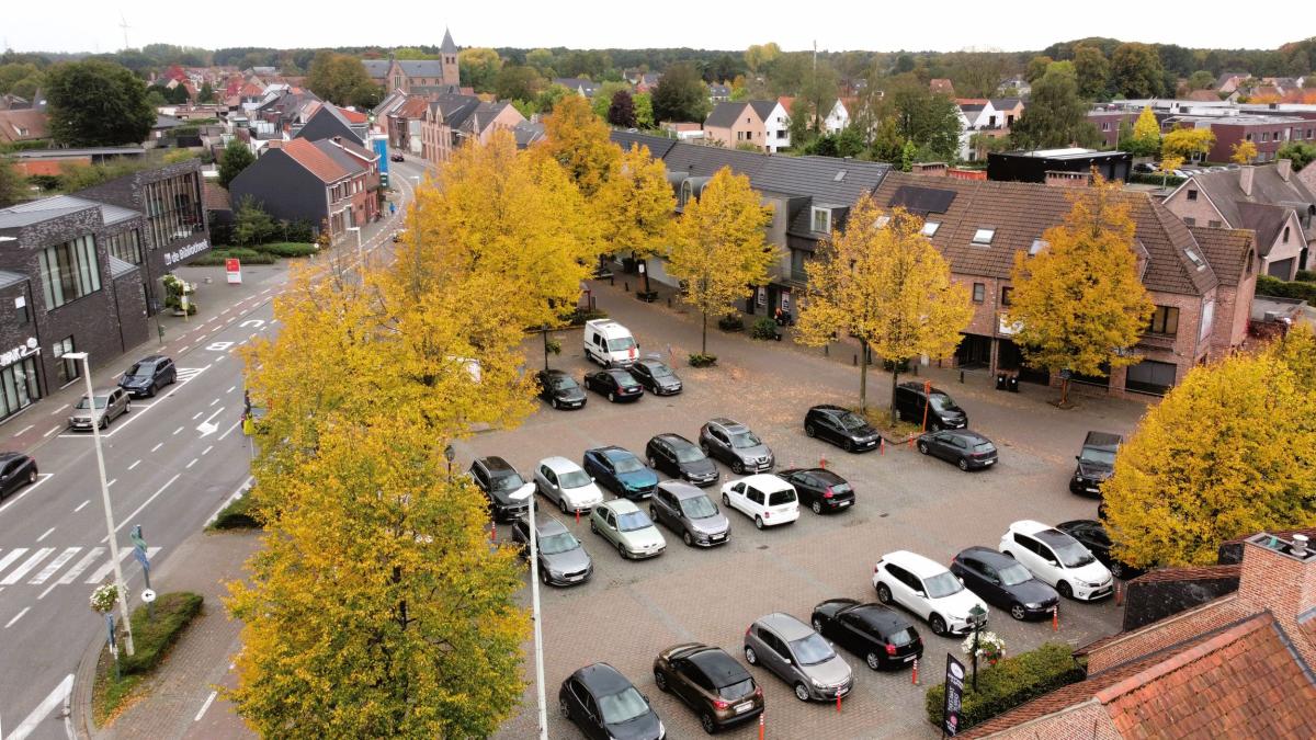 luchtfoto van het dorpsplein in Zoersel