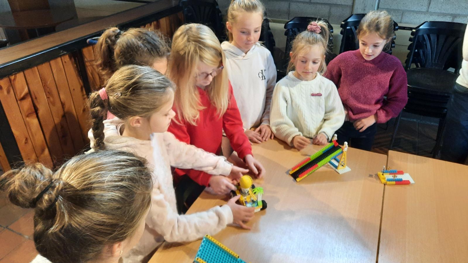 Leerlingen tweede en derde leerjaar aan de slag met LEGO