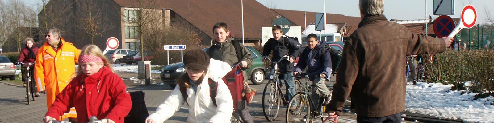 gemachtigde opzichters helpen kinderen veilig oversteken aan de gemeentelijke basisschool Beuk en Noot