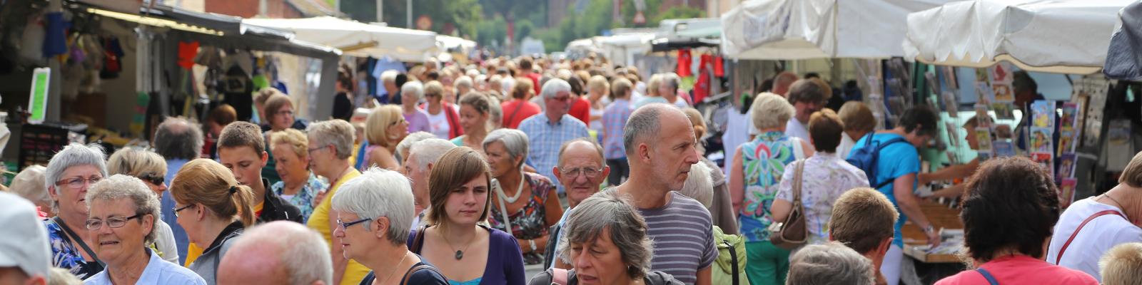 overzicht van de markt waar je over de koppen kan lopen