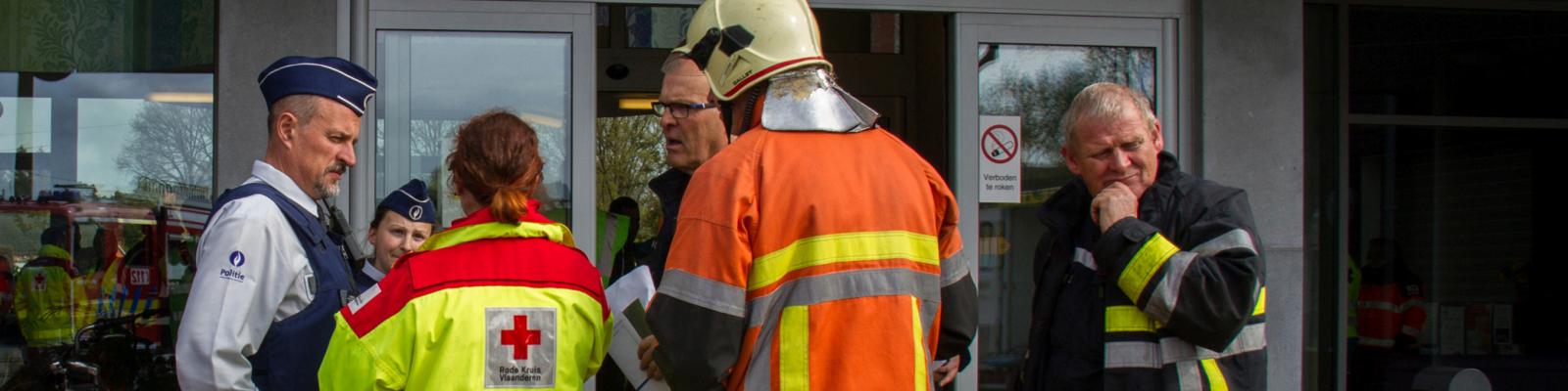 politie, ambulancier en brandweer houden overleg tijdens crisisoefening