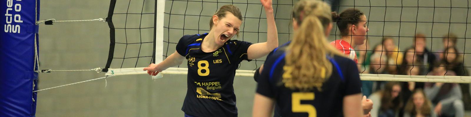 Een enthousiaste volleybalster die waarschijnlijk net gescoord heeft.