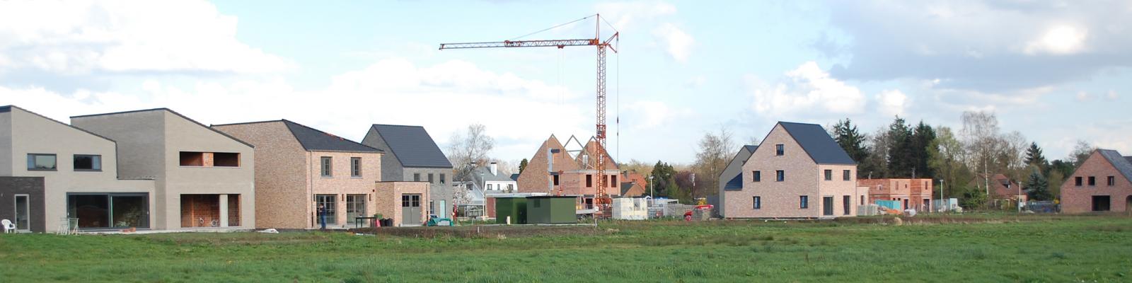 nieuwe huizenrij in aanbouw