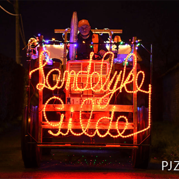 Tractorrun met verlichte tractoren © Landelijke gilden