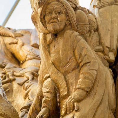 detail van de gebeeldhouwde Lindeboom