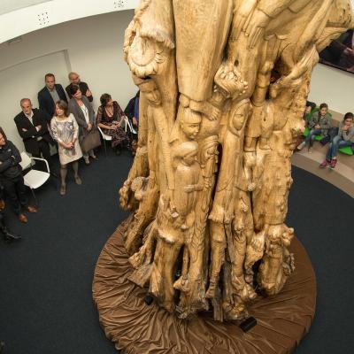 de voeten van de gebeeldhouwde Lindeboom bij de heropening van het paviljoen in 2016