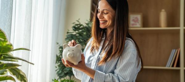 een vrouw met een spaarvarken in de hand