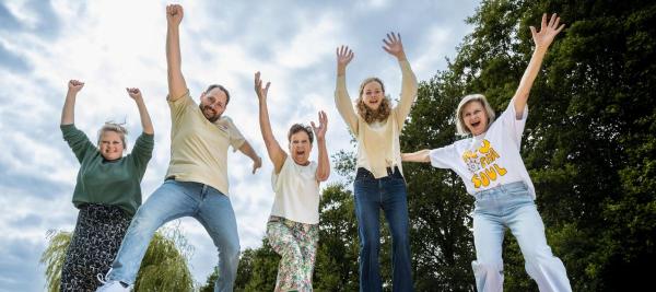 vijf personen die springen 