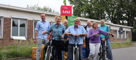 Olivier Rul, Liesbeth Verstreken, Jean Coen, Caroline Gennez, Marc De Cordt, Luc Kennis, Katrien Schryvers en Els Opdenbergh poseren met de fiets voor de SDG-blokken en één van de vlaggen