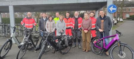 medewerkers en schepenen tonen trots hun deelfiets