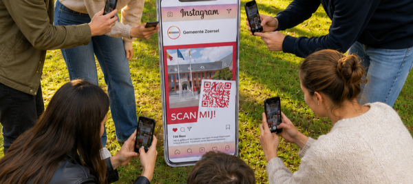 enkele inwoners scannen een qr-code op een reuzegrote smartphone in de tuin