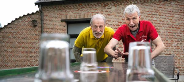 twee mannen die deelnemen aan de volksspelen