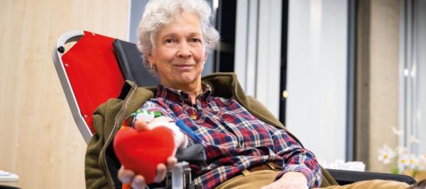 Gerda houdt een hartje vast terwijl ze bloed geeft