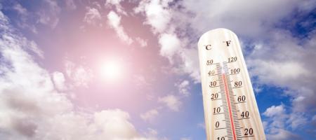 een thermometer geeft hoge temperaturen aan onder een brandende zon