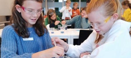 twee kinderen experimenteren op één van de workshops STEM