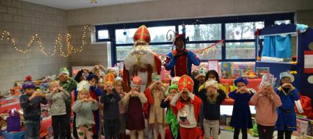 de kinderen, Sinterklaas en zwarte piet maken met hun handen een hartjesgebaar