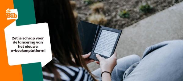een persoon leest op een e-reader