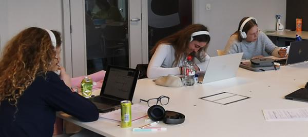 samen studeren in stille studeerplek