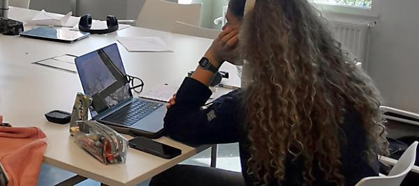 een student in opperste concentratie in het administratief centrum