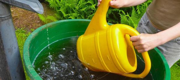 je gieter vullen met regenwater