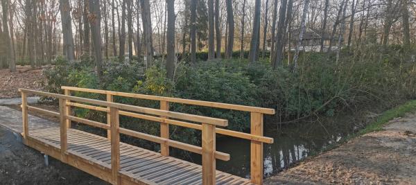 nieuw bruggetje maakt wandelen in het park toegankelijker