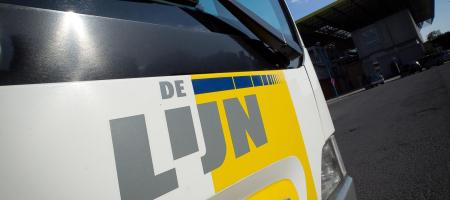 een bus van de lijn in vooraanzicht
