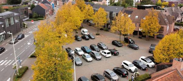 luchtfoto van het dorpsplein in Zoersel