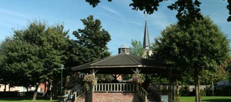 een zicht op de kiosk van het dorpsplein van Halle