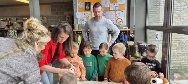 ouders doen dagje mee met de kleuters