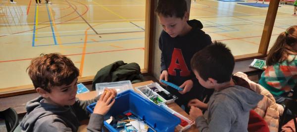 Leerlingen tweede en derde leerjaar aan de slag met LEGO