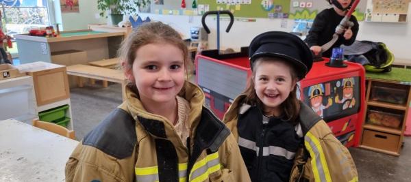 brandweerbolderkar zet kleuterschool in vuur en vlam