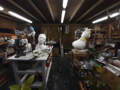Dit is mijn werkhuis, met materiaal dat ik gebruik voor mijn werk en onafgewerkte beelden.