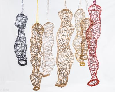 7 abstracte hangende figuren in verschillende kleuren