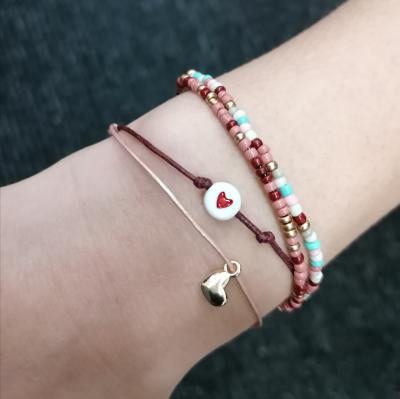 armbandjes met gekleurde parels, koord en bedeltjes