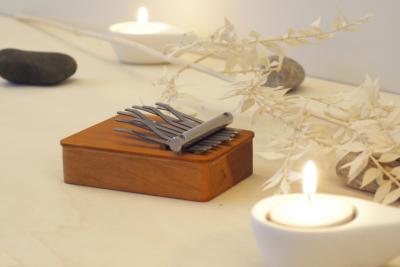 kalimba (muziekinstrument), kaarsjes, takje, stenen